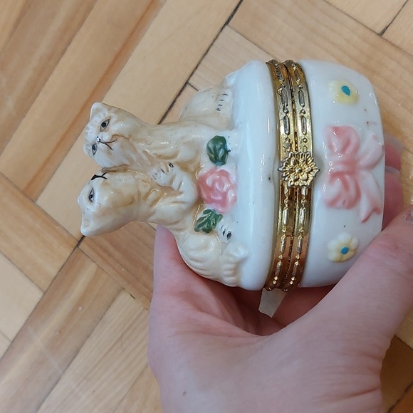 Vintage cats hugging trinket box - Picture 2 of 8